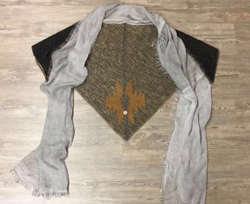 Yippie Hippie - großes Dreieckstuch/Schal mit Leder-Applikation Ethno-Muster, Beige/Grau