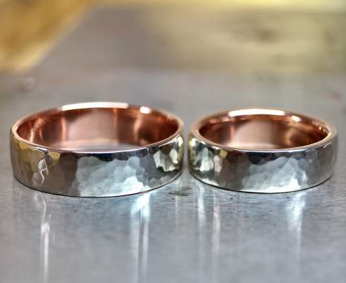 Infinity Juwelen Trauringe Set aus 750-er Weiss-und Roségold mit gehämmerter Oberfläche