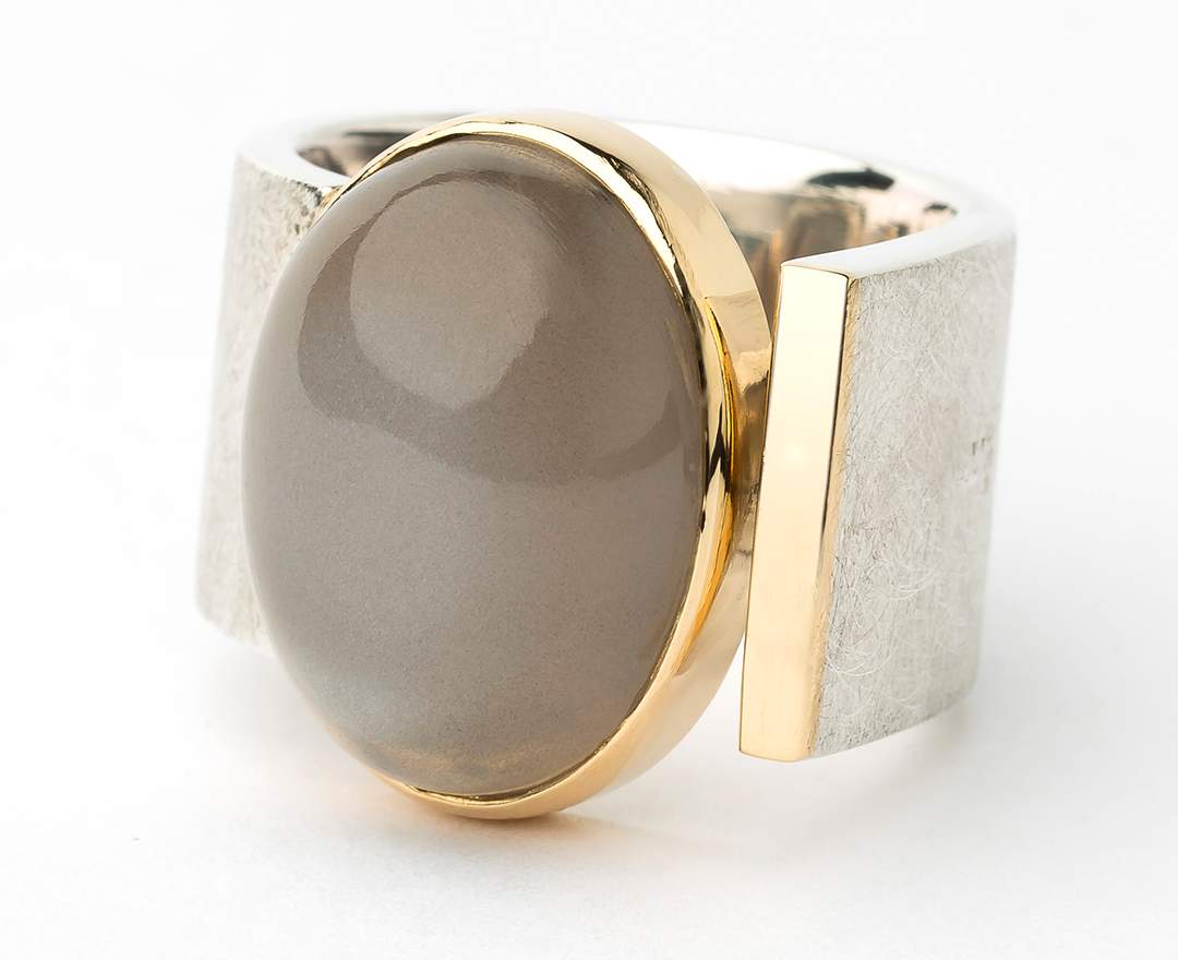 Karoline Scharf Goldschmiede - Ring: 925 Silber, 750 Gelbgold mit grauem Monstein
