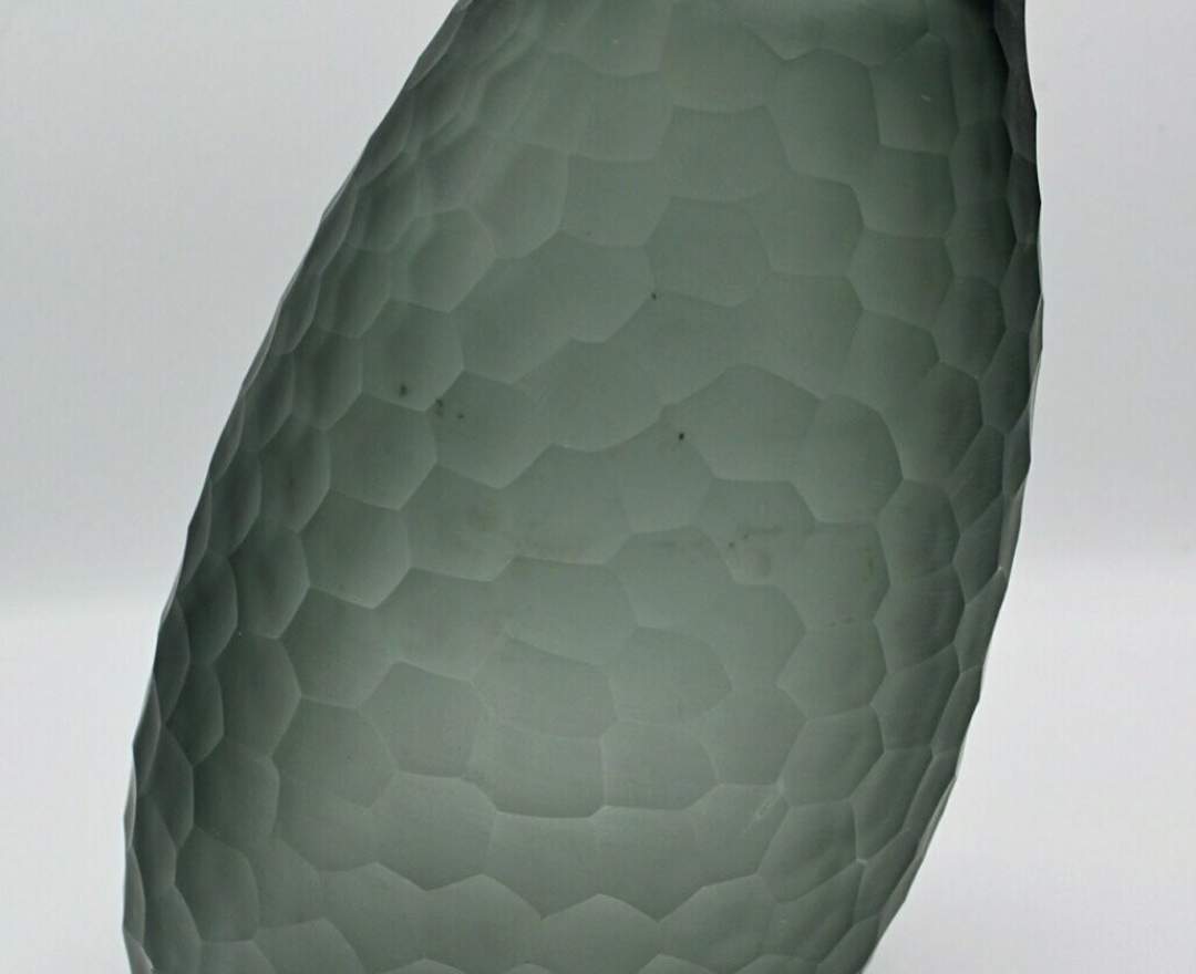 1st Tannendiele - Carved glass vase, grey, schräg