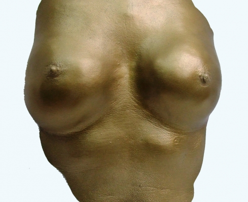formwunder - Goldene Brust: goldfarbene Brustskulptur