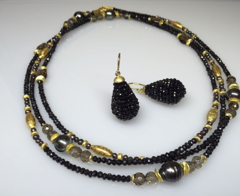 Die Goldwerkstatt - Edelsteinkette mit passenden Ohrhängern aus schwarzen Spinellen 
