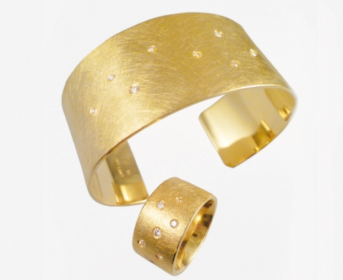 Goldschmiede Einklang - Sternenhimmel Armreif und Ring in Gelbgold Brillanten