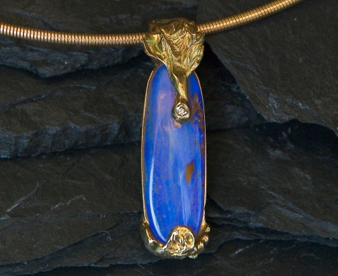 Patrick Machnik - Gelbgoldanhänger mit Boulder-Opal
