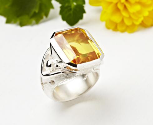  - Ringe mit Edelstein oder Gravur. 