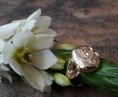  - Ringe mit Edelstein oder Gravur. 