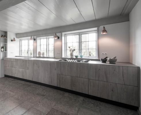 Raphael Design - Elegante graue Ferienhausküche an der Elbe