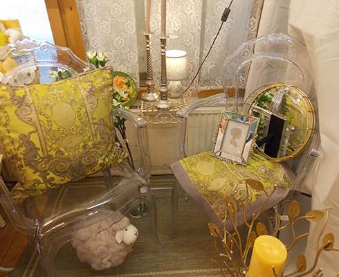  - Transparente Stühle im Barock – Stil
