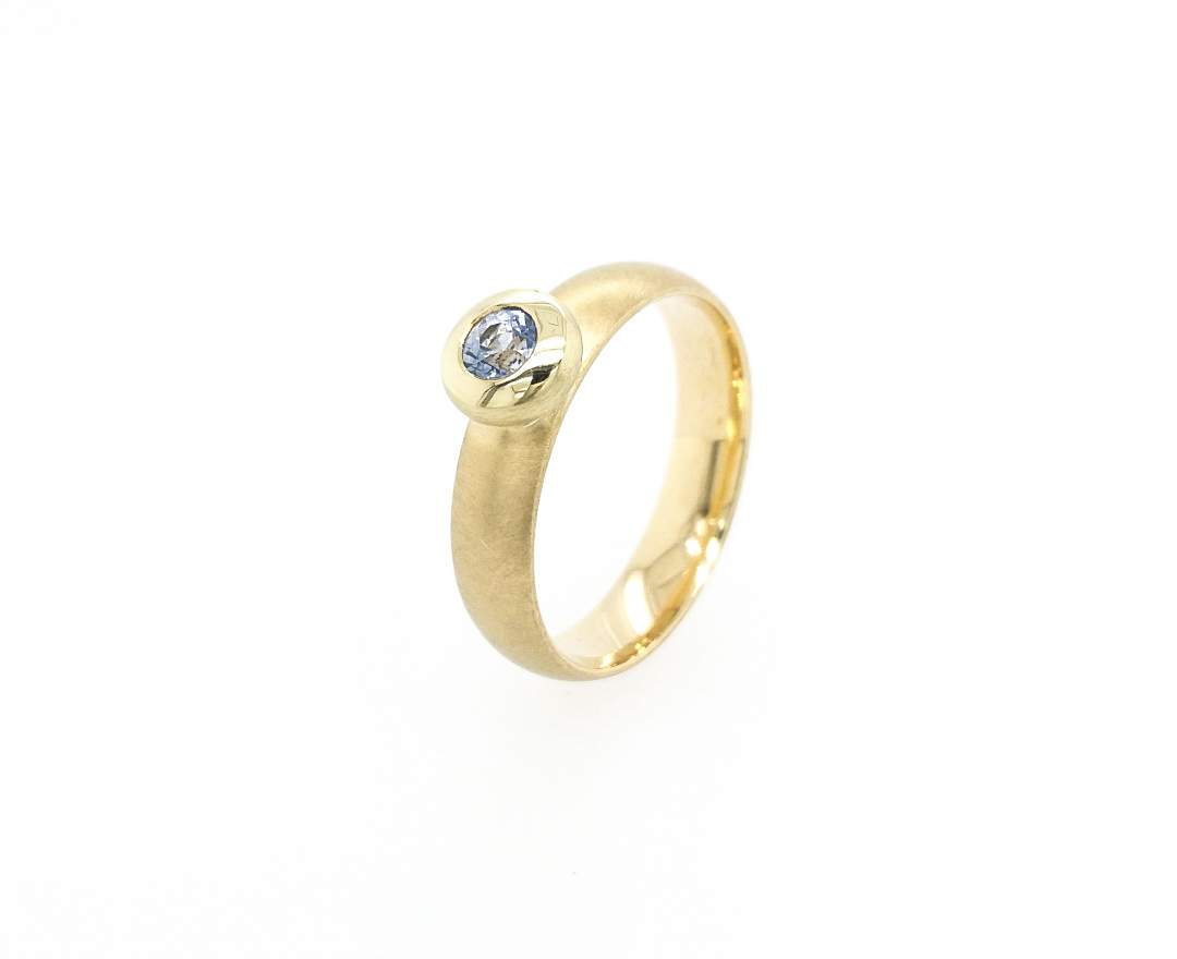 Goldschmiede TRAPEZ - Birgit Johannsen - Ring mit blauem Saphir und 585 Gold
