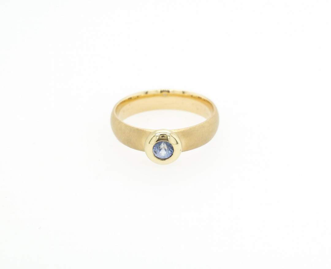 Goldschmiede TRAPEZ - Birgit Johannsen - Ring mit blauem Saphir und 585 Gold