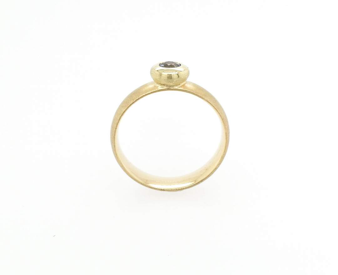 Goldschmiede TRAPEZ - Birgit Johannsen - Ring mit blauem Saphir und 585 Gold