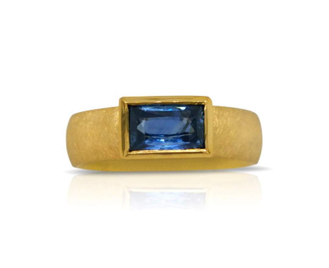 Goldschmiede TRAPEZ - Birgit Johannsen - Ring mit blauem Saphir und 750 Gold