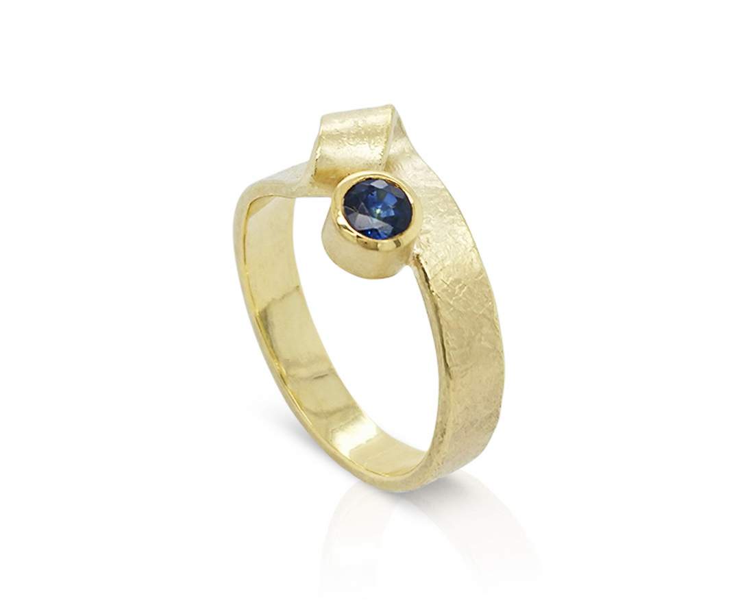 Goldschmiede TRAPEZ - Birgit Johannsen - Ring mit blauem Saphir und 585 Gold