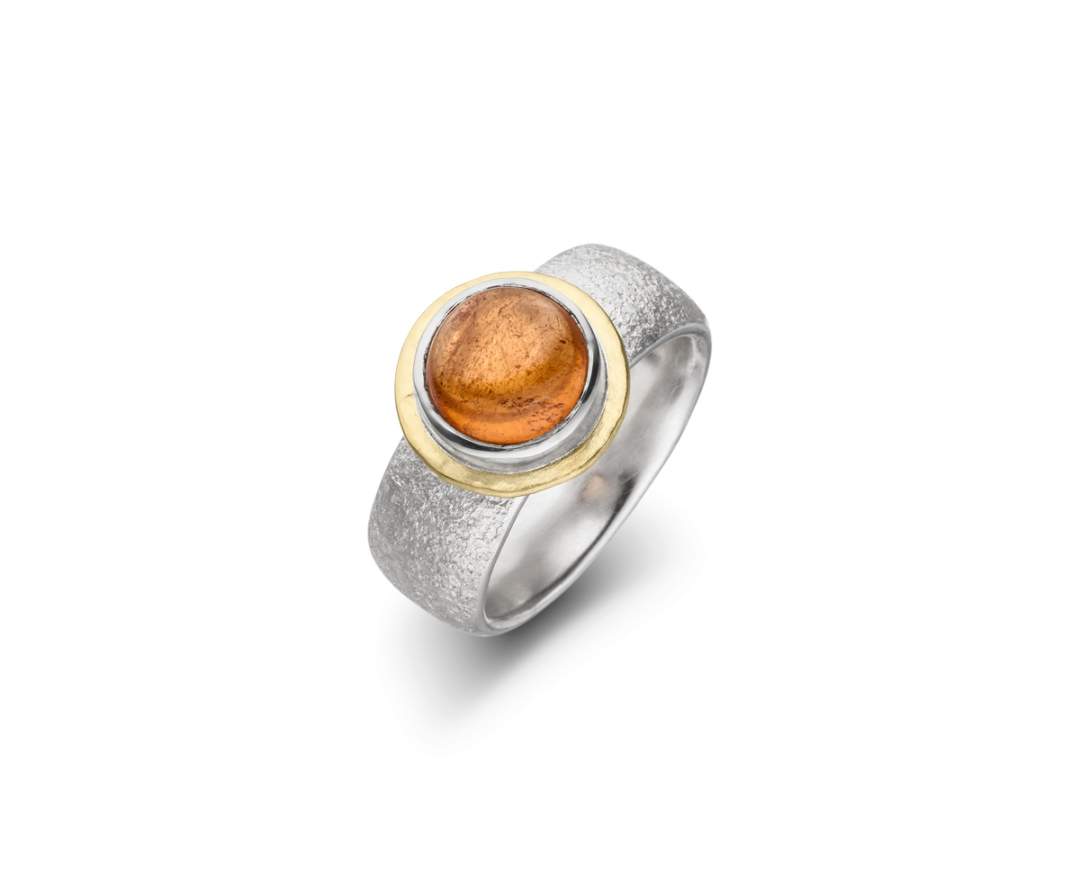 Goldschmiede TRAPEZ - Birgit Johannsen - Ring mit Mandaringranat, Silber und 14 Karat Gold