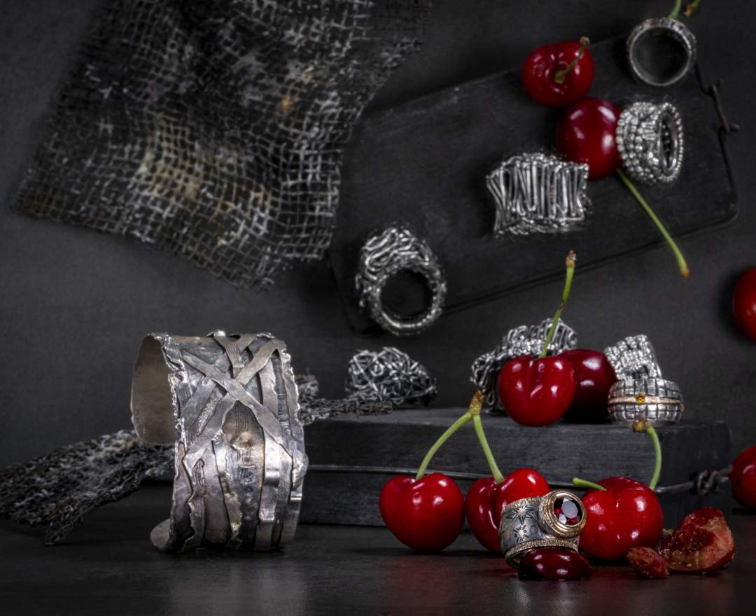  - Armschmuck. Hochwertige Materialien, wie 925/- Sterlingsilber und/oder 750/- Gold, umschmeicheln und beschützen edle Steine oder Perlen. Armspangen, rockig und rough, geschmolzen, geschmiedet, oxidiert; als Statement, oder zarte Kettengliederarmbän