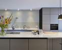 next125 - Stilvolle Inselküche von next125 mit Mattglasfronten in der Farbe Platin Metallic Thumbnail