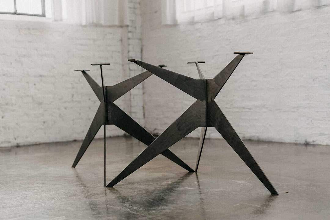 wohnsektion - Tischgestell als Mittelfuß aus Stahl