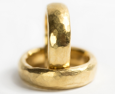 Goldrichtig - Gelbgoldtrauringe mit Hammerschlag