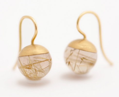 Sabine Hasselbach Ohrhänger in Gold mit Rutilquarzkugeln Sabine Hasselbach Ohrhänger in Gold mit Rutilquarzkugeln