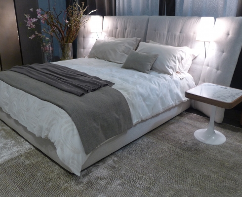 Bett mit gestepptem kopfteil