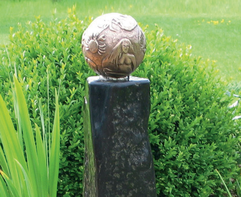 Renate Fellner Brunnen Sternzeichenkugel auf Granitsäule (Anschnitt)