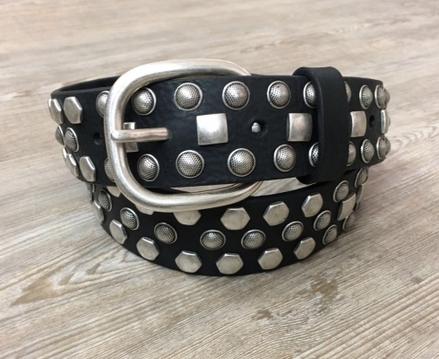 ***SALE*** handgefertigter Ledergürtel aus Italien, Schwarz mit Nieten ***SALE*** handgefertigter Ledergürtel aus Italien, Schwarz mit Nieten