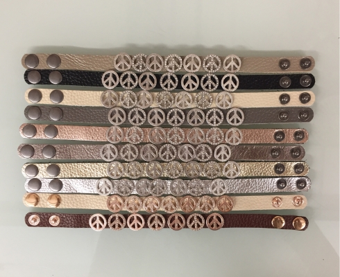 trendagents Lederarmband PEACE mit Strass, diverse Farben trendagents Lederarmband PEACE mit Strass, diverse Farben