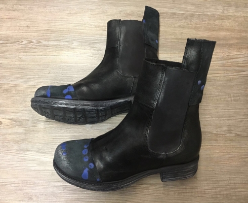 Papucei - ***SALE*** handgefertigte Leder-Stiefeletten/ Chelsea-Boots, Schwarz mit blauen Farbklecksen