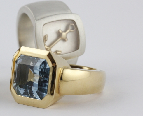 Goldschmiede Spick & Span Goldring mit Blautopas