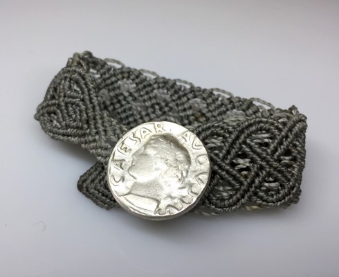 Handarbeit Nadine Timmer - Armband Makrame mit Silbermünze Caesar