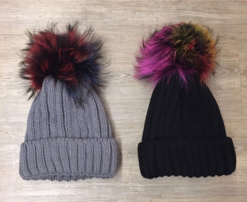 trendagents ***SALE*** Puschel-Mütze mit buntem Bommel und Rippenstrick-Muster trendagents ***SALE*** Puschel-Mütze mit buntem Bommel und Rippenstrick-Muster
