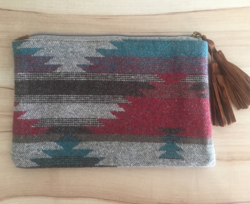 trendagents ***SALE*** Etui/ Clutch mit Ethno-Muster und Leder-Quaste trendagents ***SALE*** Etui/ Clutch mit Ethno-Muster und Leder-Quaste