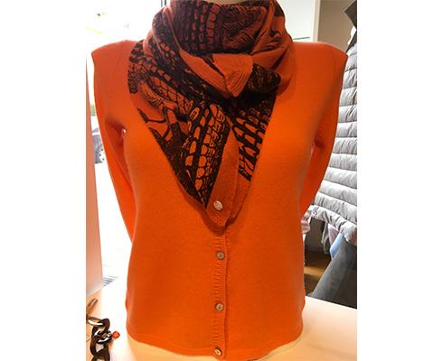 Friendly hunting Scarfs - Triangle Scarf, „Dreiecksschal Orange auf Puppe“