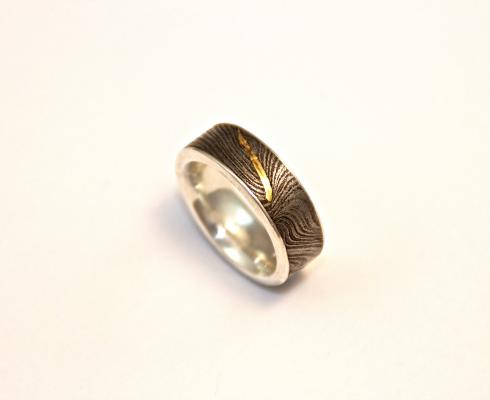 Atelier Dana Nettlich - Ring aus Damaszenerstahl mit Silber und Feingold Tauschierung
