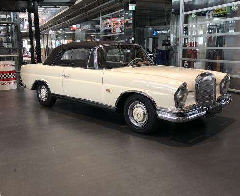 Mercedes Benz - 220 SE Cabrio W111