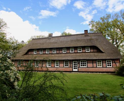 Von Poll Immobilien - Schneverdingen - NIEDERSACHSENHAUS MIT PARKANLAGE