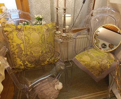 . - Transparente Stühle im Barock – Stil