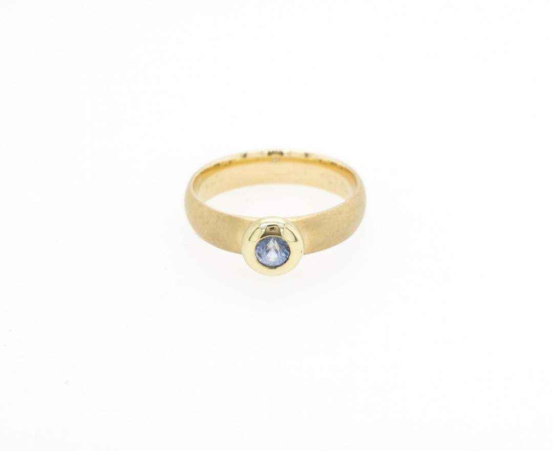 Ring mit blauem Saphir und 585 Gold