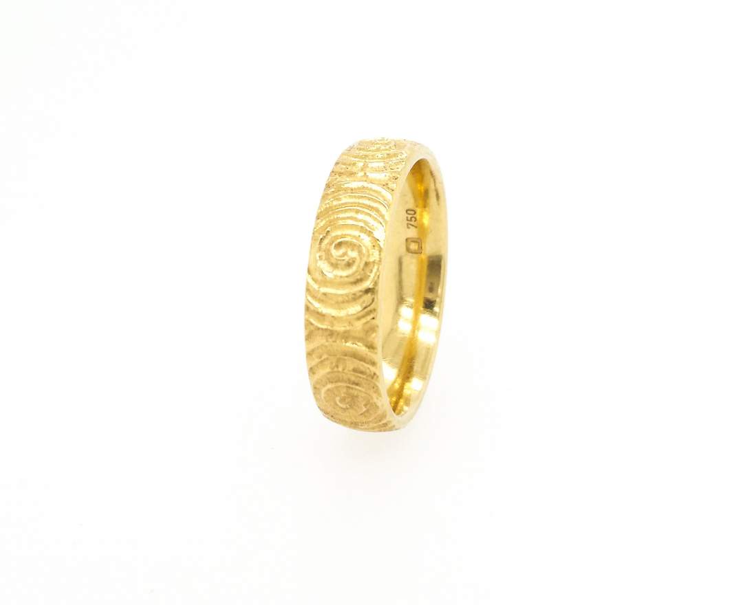 Goldschmiede TRAPEZ - Birgit Johannsen - Ring aus 750 Gold mit Spiralen - Ornament