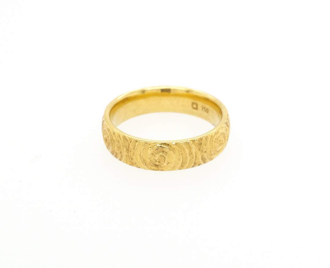 Goldschmiede TRAPEZ - Birgit Johannsen - Ring aus 750 Gold mit Spiralen - Ornament