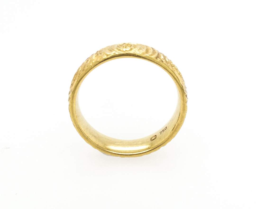 Goldschmiede TRAPEZ - Birgit Johannsen - Ring aus 750 Gold mit Spiralen - Ornament