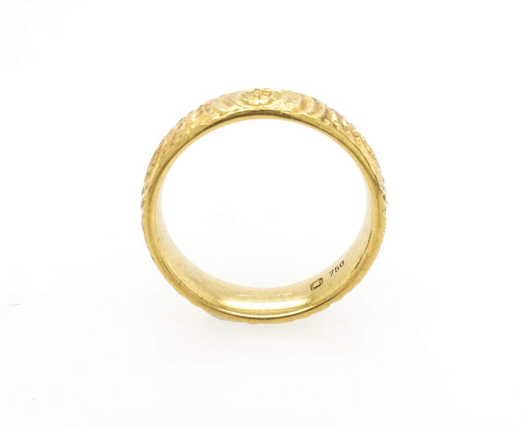 Goldschmiede TRAPEZ - Birgit Johannsen - Ring aus 750 Gold mit Spiralen - Ornament