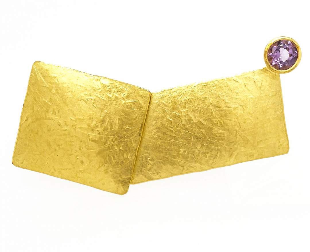 Goldschmiede TRAPEZ - Birgit Johannsen - Brosche mit Amethyst und 24 Karat Goldplattierung