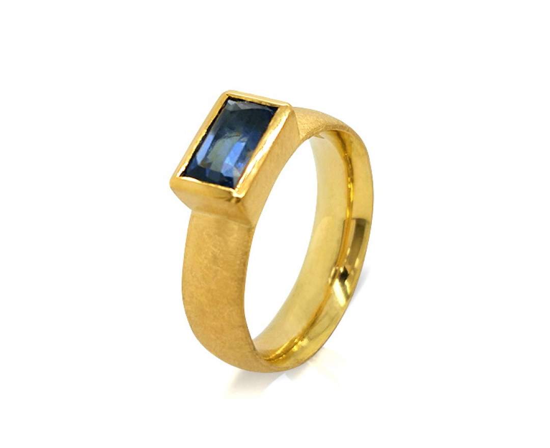 Goldschmiede TRAPEZ - Birgit Johannsen Ring mit blauem Saphir und 750 Gold