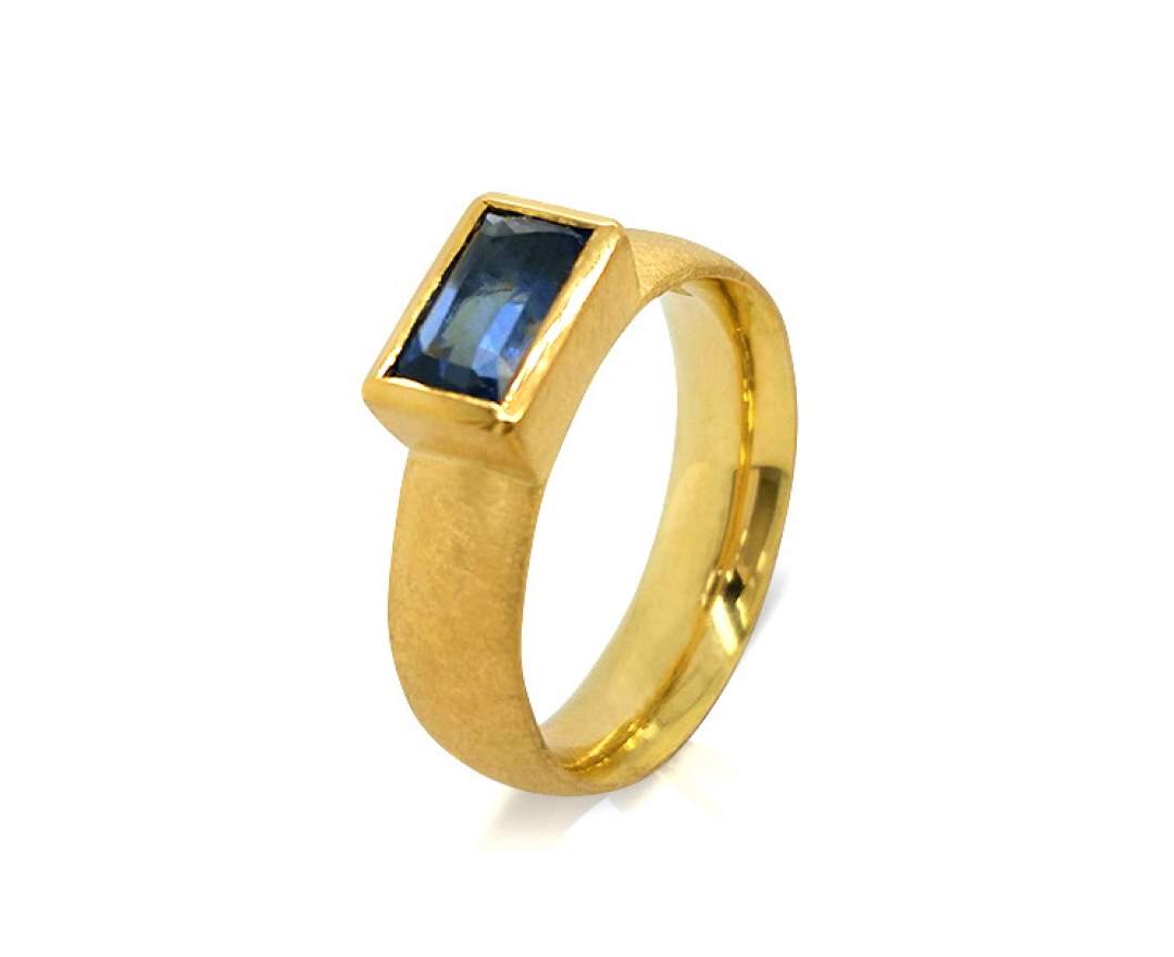 Goldschmiede TRAPEZ - Birgit Johannsen - Ring mit blauem Saphir und 750 Gold