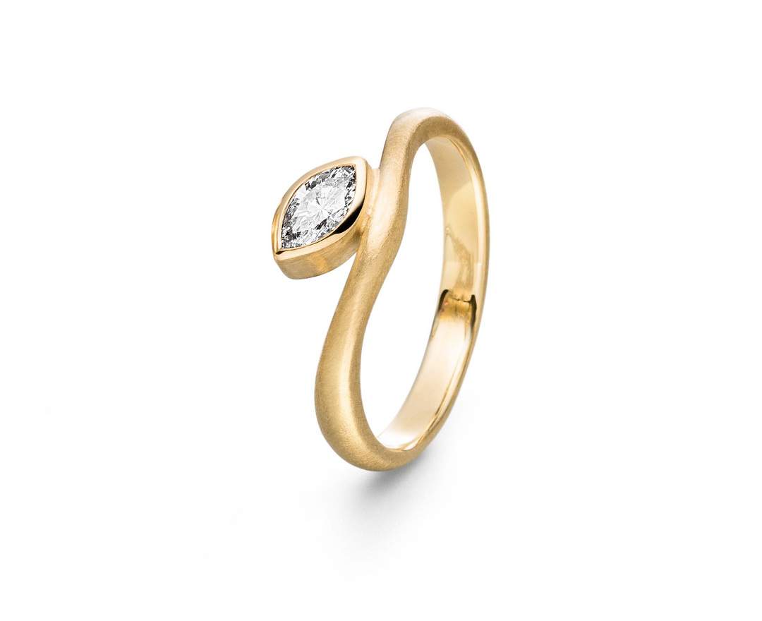 Goldschmiede TRAPEZ - Birgit Johannsen Ring mit Diamant im Marquis - Schliff und 14 Karat Gold