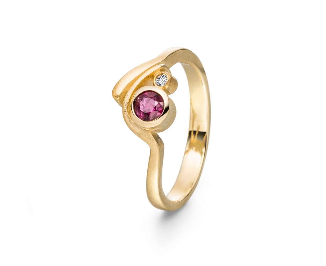 Goldschmiede TRAPEZ - Birgit Johannsen Ring mit Rubin, Brillant und 14 Karat Gold