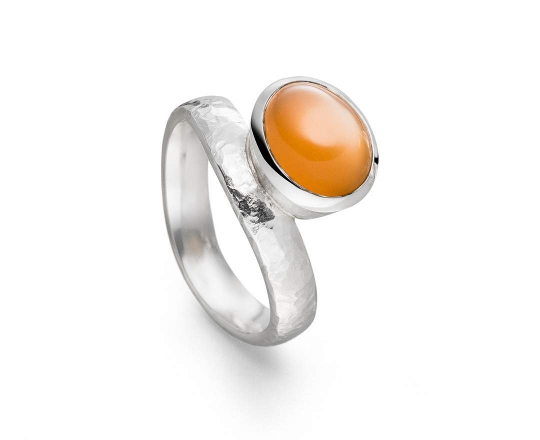 Goldschmiede TRAPEZ - Birgit Johannsen Ring mit orangefarbenem Mondstein und Silber