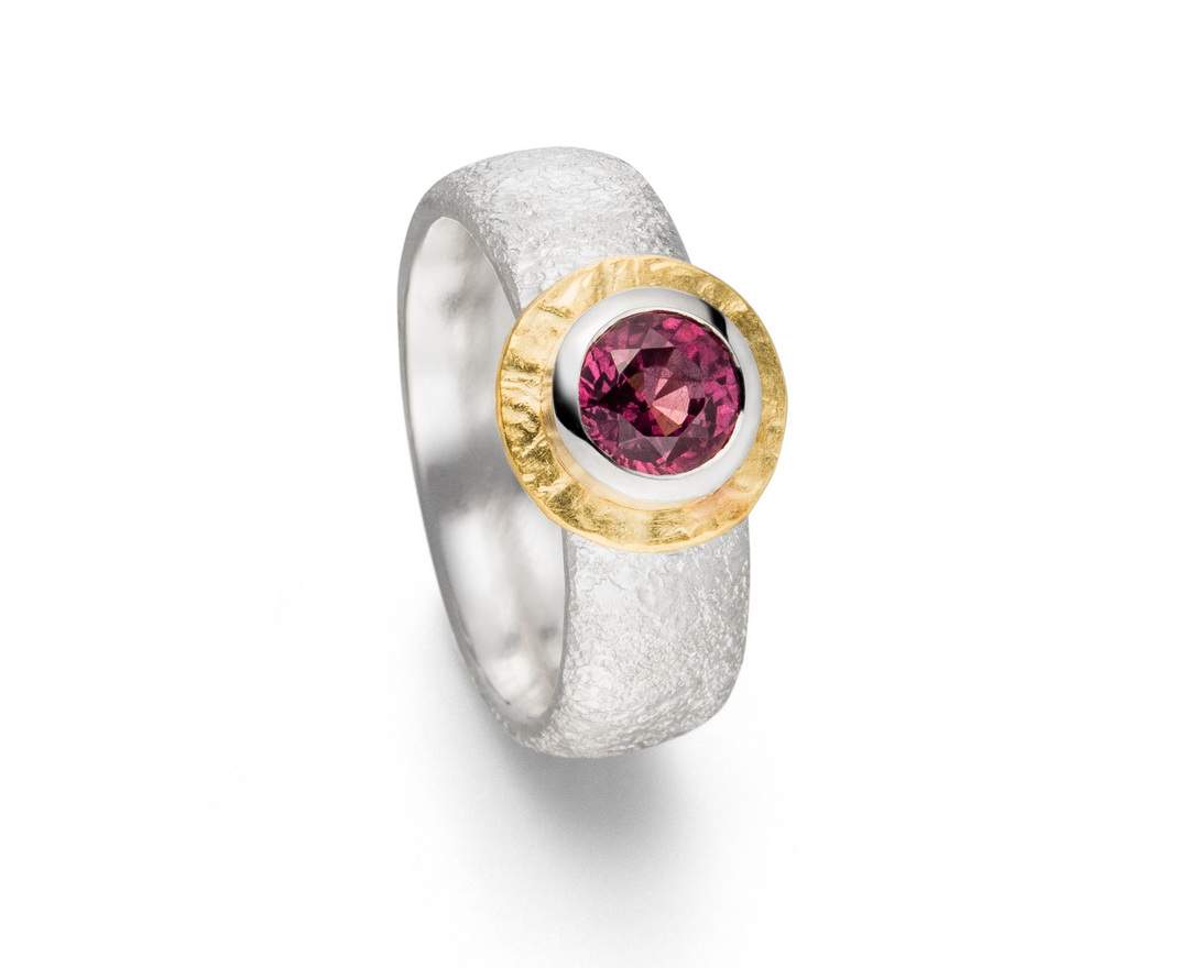 Goldschmiede TRAPEZ - Birgit Johannsen Ring mit Rhodolith, Silber und 18 Karat Gold