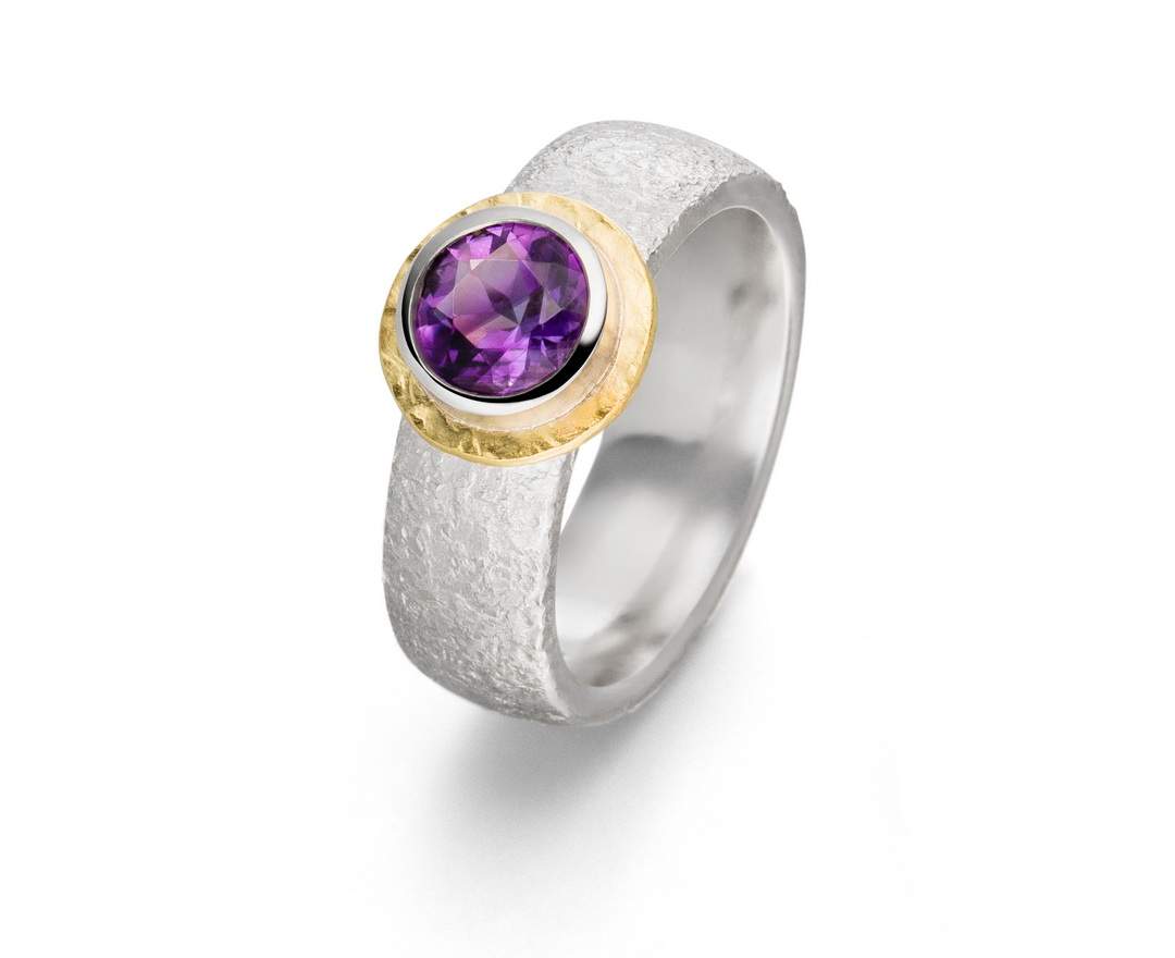 Goldschmiede TRAPEZ - Birgit Johannsen - Ring mit Amethyst, Silber und 18 Karat Gold